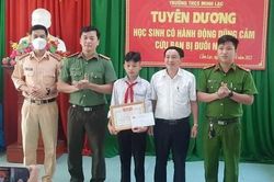 Khen thưởng nam sinh lớp 8 lao từ nhà ra kênh cứu sống 2 em nhỏ đuối nước