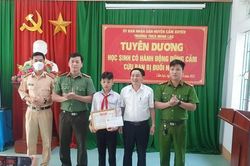 Nam sinh lớp 8 ở Hà Tĩnh cứu sống 2 em nhỏ đuối nước