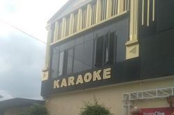 Nhóm đàn ông nổi hứng, rủ 2 thiếu nữ vào quán karaoke 'bay lắc'