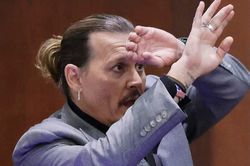 Johnny Depp tự nhận là ông già nghiện rượu
