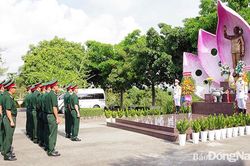Viếng Tượng đài Chủ tịch Hồ Chí Minh, Đại tướng Võ Nguyên Giáp và các anh hùng liệt sĩ miền Đông