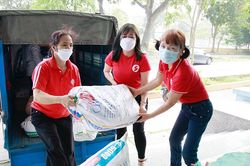 Tiếp nhận hàng hóa, nhu yếu phẩm trị giá hơn một tỉ đồng