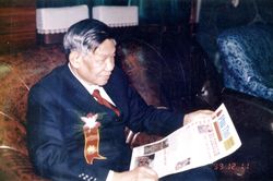 Bức ảnh Tổng Bí thư đọc Báo Phú Thọ