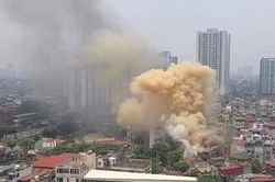 Cứu 4 người thoát khỏi vụ cháy trong căn nhà 3 tầng ở Hà Nội