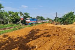 'Đất tặc' đào bới tan hoang hành lang an toàn đường ray tàu lửa
