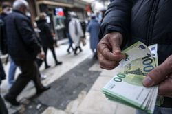Giá trị EUR rơi xuống mức thấp nhất trong vòng 5 năm