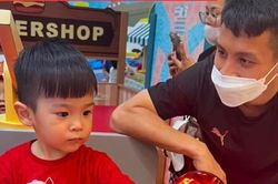 Cục cưng của Hùng Dũng tỉnh ngủ vì được đến khách sạn thăm bố