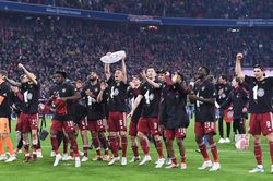 Bayern Munich vô địch Bundesliga lần thứ 10 liên tiếp: Ăn mừng trong lo âu