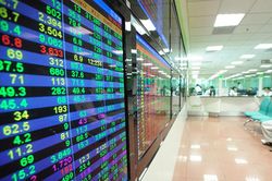 Thanh khoản giảm mạnh, VN-Index tăng hơn 12 điểm