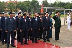 Lãnh đạo Đảng, Nhà nước vào Lăng viếng Chủ tịch Hồ Chí Minh nhân kỷ niệm 47 năm Ngày giải phóng miền Nam