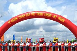Cao tốc Trung Lương - Mỹ Thuận thông xe đúng dịp lễ 30/4