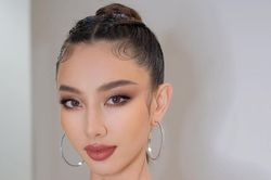 Quay lại Thái Lan, Thùy Tiên diện váy xẻ hông cực táo bạo trên sân khấu Miss Grand