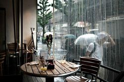 Du lịch dính mưa bão, làm gì để không chán?