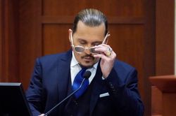 Clip gây bão mạng: Johnny Depp trả lời 'Tôi là đàn ông, tôi là nạn nhân của bạo lực gia đình'