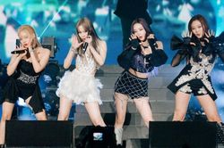 Một nhóm nhạc diện đồ na ná BLACKPINK tại Coachella nhưng bị chê ngay là 'hàng tàu'