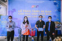 Trao tặng xe đạp cho các em học sinh nghèo vượt khó