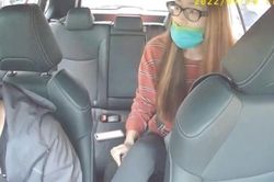 Bị nhắc nhở, cô gái nổi điên dí thẳng chân vào mặt tài xế