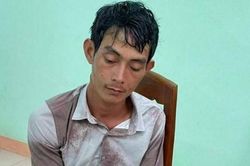 Vì mâu thuẫn, chồng chặn đường đâm chết vợ rồi trốn lên núi