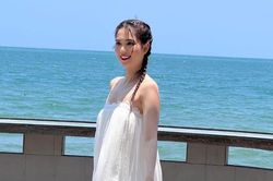 Mặc 'bão' dư luận, Ngọc Trinh vi vu du lịch khoe nhan sắc trong veo khiến dân tình 'u mê'