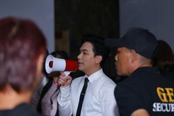 Bất chấp sự cố, Mạnh Quỳnh mướt mồ hôi hát tặng khán giả bằng... loa trong đêm nhạc tưởng nhớ Phi Nhung
