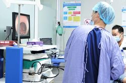 Nội soi ống tiêu hóa cắt bỏ polyp đại tràng lớn hiếm gặp cho bệnh nhi