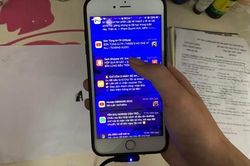 Sử dụng điện thoại khi sạc, một công nhân có nguy cơ mù mắt