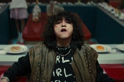 'Sốc' với cảnh 'nhảy lầu' trong MV của Sơn Tùng M-TP