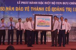 Chủ tịch nước Nguyễn Xuân Phúc ký phát hành bộ tem bưu chính '50 bảo vệ Thành cổ Quảng Trị'