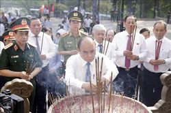 Chủ tịch nước dâng hương tưởng nhớ các anh hùng liệt sĩ tại Quảng Trị