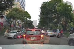 Cô gái may mắn thoát chết khi đầu đập vào mũi ô tô