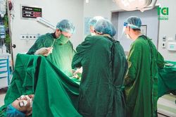 Cắt khối u như bầu 5 tháng cho người phụ nữ ở Hà Nội