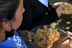 Ấm áp tình người từ những bếp ăn từ thiện tại Argentina trong cơn bão lạm phát