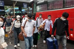 Người dân rồng rắn về quê và đi nghỉ lễ, mọi bến xe, cửa ngõ Hà Nội kẹt cứng