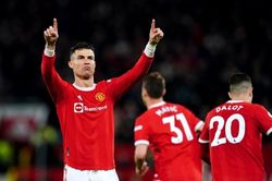 Ronaldo giúp MU thoát thua, như thường lệ Keane và Neville lại... chê đội bóng cũ