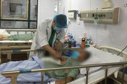 Mổ cấp cứu cụ ông 71 tuổi nuốt viên thuốc còn nguyên vỏ nhựa sắc cạnh