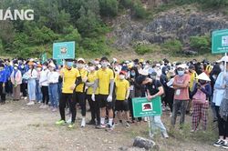 Hơn 700 người đi bộ, dọn rác ở bán đảo Sơn Trà