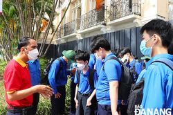 Tìm hiểu văn hóa, lịch sử theo hình thức tour bộ hành