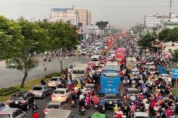 Người dân ùn ùn rời TPHCM bằng xe máy trong kỳ nghỉ lễ 30/4 và 1/5