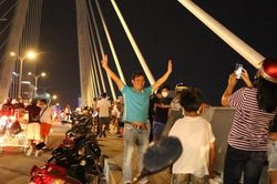 Hàng trăm người dân hào hứng 'check in' tại cầu Thủ Thiêm 2
