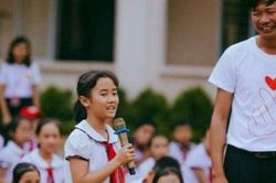 Đề xuất khen thưởng thầy giáo lao ra vùng biển động cứu người