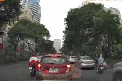 Hà Nội: Bất ngờ ngã giữa phố đông đúc, người phụ nữ bị cuốn vào gầm ô tô, may mắn thoát chết trong gang tấc