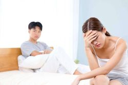 Đêm cuối trước khi ra tòa ly hôn, vợ đưa trả chiếc hộp, mở ra xem mà tôi vội ôm lấy cô ấy van xin tha thứ