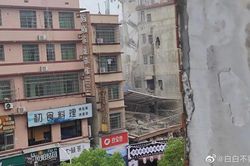 Sập tòa nhà 6 tầng ở Trung Quốc, cư dân mắc kẹt