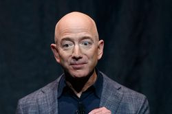 Tài sản của tỷ phú Bezos 'bị thổi bay' 20 tỷ USD trong vài giờ