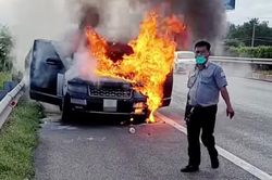Xe Range Rover cháy rụi trên cao tốc TP.HCM - Dầu Giây