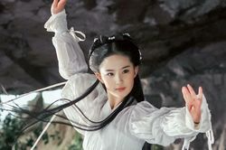 So sánh cảnh múa võ của Lưu Diệc Phi và Triệu Lộ Tư