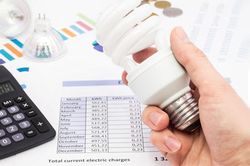 Vừa cắt giảm thực phẩm, 40% hộ gia đình tại Anh chật vật thanh toán hóa đơn điện gas