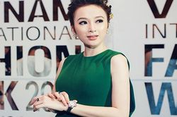 'Bà mẹ nhí' Angela Phương Trinh khoe loạt sổ đỏ… sống xa hoa thế nào?