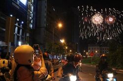 TP. HCM bắn pháo hoa dịp lễ 30/4: 'Vui quá, lần đầu con được thấy pháo hoa!'