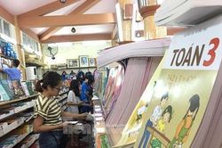 Giá sách giáo khoa tăng: Vì sao có môn học cần tới 11 đầu sách?